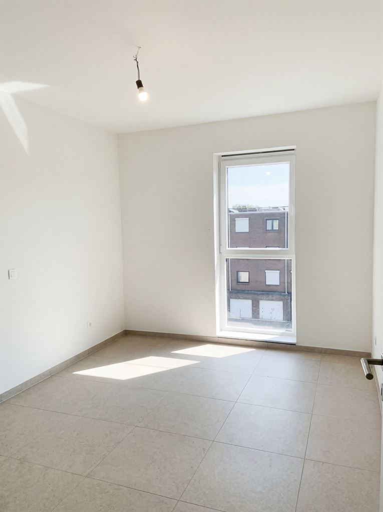 Ruim appartement met 2 slaapkamers, terras en autostaanplaats. - foto 5