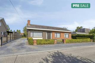 Ben je op zoek naar een alleenstaand huis op een mooi perceel, genietend van landelijke rust maar toch overal dichtbij? Dan kan dit huis in de Vijvestraat misschien iets voor jou zijn?<br />Dit huis werd begin de jaren 1970 opgetrokken op een riant stuk grond van 1.037m² en geniet op vandaag van een gelijkvloerse indeling. <br />Het huis heeft nood aan wat liefde om te renoveren maar geniet van enorm veel potentieel. <br /><br />Indeling van het huis:<br />- inkomhal<br />- woonkamer<br />- keuken met koele berging<br />- 3 slaapkamers<br />- badkamer met ligbad en toilet<br />- berging/stookruimte<br />- garage<br /><br />Zolder<br /><br />Tuin<br />- oprit die tot achteraan de woning loopt<br />- extra garage/berging<br />- uitgestrekt gazon<br /><br />Troeven van het huis:<br />- residentiële ligging nabij arm van de Leie<br />- gelijkvloerse indeling<br />- mogelijks 6% BTW bij renovatie of bij afbraak en wederopbouw<br /><br />Ben je op zoek naar een mooie stuk grond op een leuke landelijke ligging in de nabijheid van Dentergem-Oeselgem? Neem van vandaag nog met ons contact op, we helpen je graag verder!<br /><br /><br />De eigendom wordt aangeboden via de Pre-sale formule. Op 03/10/2026 tussen 10:00 en 12:00 kan u Bungalow op afspraak komen bezichtigen en een bod uitbrengen. De vermelde prijs is een instelprijs. Voor meer info, gelieve contact op te nemen met de dossierverantwoordelijke.<br /><br />Dit pand is onderworpen aan de renovatieverplichting van de Vlaamse overheid voor residentiële gebouwen (behoudens bij sloop binnen 5 jaar na de aankoop). Consulteer voor meer informatie de website van het Vlaams Energie- en Klimaatagentschap via https://www.vlaanderen.be/een-woning-kopen/renovatieverplichting-voor-residentiele-gebouwen<br /><br />Bestuursmaatregelen in het maatregelenregister: nee