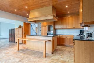 <p><strong>Vrijstaande woning op ruim perceel (1.230 m²) te Zondereigen (Baarle-Hertog)</strong></p>
<p>EPC 519kWh | 5-6 Slaapkamers| Z-O gerichte tuin</p>
<p><strong>Omschrijving:</strong></p>
<p>Deze vrijstaande woning is ideaal gelegen te Zondereigen en biedt een uitstekende combinatie van ruimte en potentieel.</p>
<p>De woning beschikt op het gelijkvloers over een ruime inkomhal, een lichtrijke en zeer ruime woonkamer, een open keuken met aansluitende een grote veranda, een badkamer, 2 slaapkamers en apart toilet. Daarnaast is er een praktische kelderberging aanwezig.</p>
<p>Op de eerste verdieping bevinden zich drie volwaardige slaapkamers en een 2<sup>e</sup> keuken, die eveneens gebruikt kan worden als 4<sup>e</sup> slaapkamer. Een badkamer voorzien van een ligbad, toilet en 1 Spoelbak met meubel.</p>
<p>Via een vlisotrap bereiken we de grote zolder die perfect kan functioneren als handige opbergruimte.</p>
<p>Een ideale gezinswoning voor wie op zoek is naar ruimte en uitbreidingsmogelijkheden op een rustige locatie.<br /><br /></p>
<p><strong>Algemeen:<br /></strong>- Vrijstaande woning op een ruim perceel van 1.230 m²<br />- Rustige ligging<br />- Mogelijkheid tot 6 slaapkamers<br />- Kelder<br />- EPC: F-label (renovatie verplichting)</p>