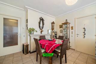 Pal in centrum Oostende aan de hoek van het Marie-Joséplein, treffen we dit zorgvuldig onderhouden appartement aan. Op wandelafstand heeft u alle winkels, horeca en openbaar vervoer beschikbaar. <br /><br />Het appartement is logisch ingedeeld. Er is een ruime inkomhal met vestiaireruimte. De leefkamer biedt zowel een eet-als leefhoek. Aanpalend is er de keuken met de nodige voorzieningen en toegang tot het balkon. <br /><br />Achterin het appartement is er één volwaardige slaapkamer. De badkamer is uitgerust met een douche en lavabo. Het toilet is apart. <br /><br />In de kelderverdieping is er een privatieve berging. <br /><br />Tot slot is er nog een gemeenschappelijke fietsenberging.<br /><br />Het pand is op heden verhuurd aan een vaste bewoner waardoor het tevens als investering zeer interessant is. <br /><br />Bent u op zoek naar een interessante investering aan de kust? <br /><br />Aarzel niet en neem contact op voor meer info of een afspraak. <br /><br />