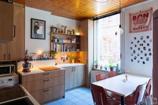 <strong>PLAN UW BEZOEK IN VIA ONZE WEBSITE: WWW.IMMOBOSS.BE</strong><br /><br />Dit leuk instapklaar beluikhuisje is gelegen in een cité van 21 identieke woningen met gemeenschappelijke tuin vlakbij centrum Gent en AZ Sint-Lucas (goeie busverbinding).<br />Deze woning omvat op het gelijkvloers: woonruimte met open geïnstalleerde keuken (tevens voorzien van aansluiting wasmachine) en een badkamer met douche, lavabo en toilet. Op het 1ste verdiep bevindt zich de gezellige lichtrijke leefruimte. Het 2de verdiep omvat de slaapkamer met grote ingebouwde wandkast. Overal centrale verwarming op aardgas, dubbele beglazing in pvc. Ideaal starterswoning met authentiek karakter!!<br /><br />Huurprijs: € 850 + € 35 ( provisie waterverbruik en onderhoud beluik)<br />Beschikbaar vanaf 15/08/2026<br />DOMICILIE VERPLICHT<br /><br /><strong>PLAN UW BEZOEK IN VIA ONZE WEBSITE: WWW.IMMOBOSS.BE</strong>