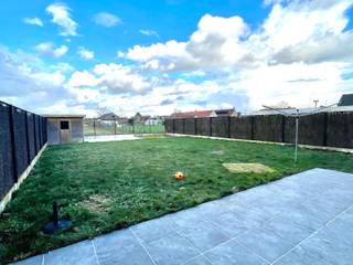 Landelijk gelegen woning op 451 m² grond. Dit is een woning met een vrij grote tuin voor mensen met groene vingers; Vooraan is een oprit met...