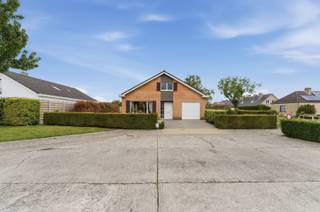 <br /><br />Deze op te frissen woning is gelegen in de Kastanjelaan, op een vlotte locatie dichtbij winkels, scholen en andere voorzieningen. <br /><br />Indeling: <br />Via de inkomhal kom je in de gezellige leefruimte. Aansluitend bevindt zich de ingerichte keuken met een praktische bergruimte en aansluiting voor de wasmachine en droogkast. Verder beschikt de woning over een apart toilet, een badkamer en 3 slaapkamers op het gelijkvloers. De zolderverdieping biedt bovendien nog een tal van mogelijkheden om extra kamers of hobbyruimte te creëren. <br /><br />Tot slot geniet je van een garage met sectionale poort en een volledig afgesloten, onderhoudsvriendelijke tuin. <br /><br />Troeven: 
<ul><li>Centrum Veurne </li><li>Mogelijkheid om extra kamers of hobbyruimte te creëren </li><li>Aangename tuin</li></ul>
 <br />Interesse? Contacteer ons via 058 31 58 58 of via hanne.huyghe@era.be <br />