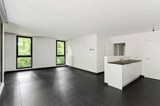 Dit appartement is zeer rustig gelegen in een bosrijke omgeving, doch centraal op een verbindingsweg tussen Mechelen en Lier, nabij het centrum...