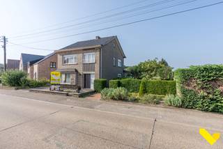 <p>Charmante gezinswoning op 6 are 53 ca!<br /><br />Deze te renoveren eengezinswoning is gelegen nabij het centrum van Veerle-Laakdal. <br />Zo kan je genieten van een rustige omgeving en ben je toch op wandelafstand van de Markt, winkels, openbaar vervoer en scholen. <br /><br />Op de gelijkvloerse verdieping vindt u een ruime inkomhal, de woon- en eetkamer en aansluitend de keuken. Achteraan de woning is de combinatie berging/wasplaats met extra douche. Vanuit de keuken heeft u toegang tot het overdekt terras en een garage voor de wagen en fietsen.<br />Op de eerste verdieping zijn er 3 slaapkamers en een badkamer aanwezig.<br />Ook is er nog een zolder, waar u allerlei zaken kan opbergen. De woning is ook deels onderkelderd.<br /><br />Achteraan de woning is er een volledig omheinde tuin, waar het heerlijk en rustig vertoeven is.<br /><br />Aarzel niet om een afspraak te maken voor een bezichtiging op 014 58 02 08 of info@immovl.be.</p>