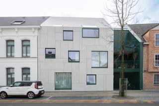 Luxueus duplex-appartement in het centrum van Sint-Gillis-Waas! Dit betreft een duplex-appartement met 2 slaapkamers, ruime leefruimte en 2...