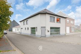 Deze ruime halfopen hoekwoning, gelegen in Moerbeke, combineert modern comfort met een praktische indeling. EPC B, asbestveilig en electriciteit conform tot 2039 !!! De woning beschikt over 3 slaapkamers, en bureau (of 4de slaapkamer), een verzorgde badkamer, een ruime en volledig uitgeruste open keuken met kookeiland en aansluitend eet- en woonkamer. De moderne keuken is voorzien van een kookeiland met bar zitplaatsen, hoogwaardige inbouwapparatuur, oven, magnetron, vaatwasser en een inductiekookplaat. Op de verdieping treffen we 4 ruime slaapkamers aan, elk met voldoende daglicht en ruimte voor een bed en kledingkasten. De hoofdslaapkamer heeft een rustige uitstraling. De overige kamers lenen zich idealiter als kinderslaapkamers, logeerkamers of thuiskantoor. De moderne badkamer is functioneel ingedeeld en biedt comfort voor het hele gezin. De afwerking is strak en doordacht met neutrale kleuren en inbouwspots die ’s avonds een aangename sfeer creëren.Kortom, deze instapklare gezinswoning in Moerbeke combineert ruimtelijk wooncomfort met praktische voorzieningen zoals een garage en parkeergelegenheid, in een rustige omgeving dicht bij station en winkels. Plan vandaag nog een bezichtiging en ervaar zelf de ruimte en de moderne afwerking. geen tuin of terras, (eventueel naastgelegen perceel te gebruiken = stadseigendom) inclusief aparte garage op 25 m. De woning is verhuurd.