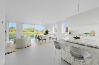 Wij presenteren u deze urban villa in het groene Haasrode: een eigentijdse nieuwbouwwoning waar architectuur en energiezuinig wonen perfect samenkomen. Met een bewoonbare oppervlakte van 270m² biedt deze woning alle ruimte voor hedendaags gezinsleven. Ze werd gebouwd met hoogwaardige materialen en voorzien van duurzame technieken die niet alleen het wooncomfort verhogen, maar ook bijdragen aan een energiezuinige toekomst. Zo beschikt de woning over zonnepanelen, regenwaterrecuperatie en ventilatiesysteem D. De vloerverwarming wordt aangedreven door een geothermische warmtepomp met passieve koeling, waardoor u het hele jaar door geniet van een aangenaam binnenklimaat. Ook buiten is het heerlijk wonen. Vanuit de leefruimte loopt u rechtstreeks naar het privéterras van 21 m² en de tuin van maar liefst 185m². De woning wordt bovendien omringd door een groen parkgebied. Op het gelijkvloers vormen de leef- en woonruimte en de open keuken één harmonieus geheel. De verdiepingen bieden plaats aan vier slaapkamers, een badkamer en een apart toilet. Daarnaast is er een ruime zolderverdieping die u naar eigen behoefte kunt benutten. De woning beschikt over een privékelder met twee autostaanplaatsen in de ondergrondse garage. U kan van deze woning écht uw thuis te maken. Met ruime afwerkingsbudgetten kiest u zelf de materialen en afwerking die aansluiten bij uw persoonlijke stijl en wensen. Kortom: een gloednieuwe urban villa in een groene omgeving. 016 22 82 22 of info@homies.be