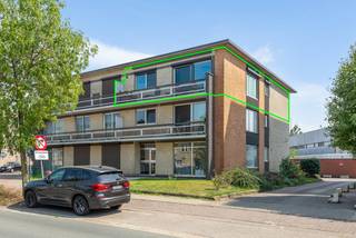 Interesse in dit appartement? Bekijk de virtuele toer en maak ONLINE via Livitas.be je afspraak.<br />Wonen in Schoten is gezelligheid, groen, fietsen en gezellig shoppen en vooral aangenaam en rustig wonen.<br />Dit is de reden waarom veel aanvragen worden gedaan om in Schoten te komen wonen.<br />Dit leuke appartement is gelegen op de tweede verdieping is voorzien van een zeer ruime woonkamer met parketvloer en vooral veel lichtinval.<br />De keuken is ingericht met een vaatwasser, frigo, oven met gasvuur een een handige berging is perfect voor je proviand<br />De badkamer is voorzien van een inloopdouche en dubbele lavabo en de twee grote slaapkamers bezorgen je voldoende ruimte om je kleer- en schoenkasten te plaatsen.<br />Een gemeenschappelijke staanplaats is voorzien maar geen eigendom en het gebouw wordt beheerd door een professionele syndicus wat ervoor zorgt dat het gebouw goed beheerd is. Kelder aanwezig en conforme elektrische keuring.<br />Kortom, wees er snel bij want velen zoeken een mooi stekje in Schoten.<br />Maak snel ONLINE je afspraak via Livitas.be