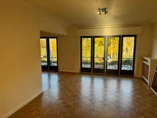 <p>Dit appartement is gelegen op de 2de verdieping en is te bereiken via de trap of lift.Via de riante inkomhal met apart toilet en vestiaire komt u in de ruime leefruimte op massieve eiken parket. De leefruimte is zeer lichtrijk en kijkt uit op het stadspark. Doorheen het appartement zijn zeer mooie en kwalitatieve materialen gebruikt. Het appartement beschikt over 2 slaapkamers met ingemaakte kasten. 1 slaapkamer geeft uit op het zuidgericht terras. Er is een volledig nieuwe badkamer met inloopdouche en dubbele lavabo. De nieuwe keuken beschikt over een ijskast, vaatwasmachine, inductiekookvuur, etc. Bij het appartement hoort een zolder én een kelder. <br /><br />Winkels en scholen zijn op wandelafstand. Alsook is er een makkelijke verbinding met E17 en invalswegen. (Mobiscore 9,3/10).<br /><br />€850,- + €75,-. vaste kost/ maand.<br />Bijkomstig is er een voorschot van €60,- /maand voor verwarming + warm water.<br />Onmiddellijk beschikbaar. Vraag snel uw bezoek aan!</p>