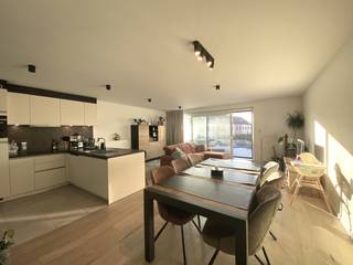 Op een boogscheut van het centrum bieden wij u in residentie "Cheval d'Or" een uiterst aangenaam en zonnig appartement (95 m²) op de eerste verdieping waardoor u geniet van een mooi verzicht!<br /><br />Alle hedendaags comfort is aanwezig en steeds zeer goed onderhouden! Ideaal voor wie onmiddellijk wil genieten!<br /><br />De indeling is als volgt: <br />- inkomhal<br />- gezellige lichtrijke leefruimte met open keuken (volledig ingericht met combi oven, inductie kookplaat, frigo, dampkap, dubbele spoelbak en vaatwasmachine.<br />- 2 volwaardige slaapkamers <br />- ingerichte badkamer met lavabomeubel en inloopdouche<br />- apart toilet<br />- berging/wasplaats<br /><br />Buiten geniet u van een groot zonovergoten terras (22 m²) met zonneluifel en terrasverwarming<br /><br />Extra troeven:<br />- private bovengrondse garage te bereiken via Ter Hedestraat aan de achterkant<br />- gemeenschappelijke fietsenstalling<br />- ZO oriëntering vooraan, avondzon achteraan<br />- PVC-ramen met dubbele beglazing + extra dempingslaag in de slaapkamers <br />- E-peil = 45 (= energiezuinig)<br /><br />Gemeenschappelijke kost (syndic) = 50 € per maand.<br />De garage is inbegrepen in de huurprijs.<br />Beschikbaar vanaf 1/01/2027.
