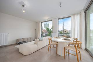Ontdek dit recent opgeleverde en volledig instapklare nieuwbouwappartement in de stijlvolle <strong>Residentie</strong> <strong>Odrada</strong>, ideaal gelegen aan de Westendelaan in Middelkerke. Dankzij de rustige ligging, op wandelafstand van het strand, het nieuwe casino, winkels, restaurants en openbaar vervoer, geniet u hier van een perfecte combinatie van comfort, rust en een bruisende kustomgeving.<br /><br />Het appartement bevindt zich op het <strong>gelijkvloers</strong> en biedt een bewoonbare oppervlakte van <strong>82m²</strong>. De lichtrijke leefruimte met grote raampartijen sluit naadloos aan op het <strong>terras </strong>, waar u in de avond van de zon kunt genieten.<br /><br />De <strong>volledig uitgeruste open keuken</strong> is afgewerkt met kwalitatieve materialen en voorzien van alle hedendaagse toestellen. Verder beschikt het appartement over <strong>twee</strong> <strong>slaapkamers</strong>, een stijlvolle badkamer met <strong>inloopdouche</strong> <strong>en<strong> </strong>dubbele</strong> <strong>wastafel</strong>, een apart gastentoilet en een twee praktische bergingen.<br /><br />Ook aan extra comfort werd gedacht: bewoners kunnen gebruikmaken van een <strong>gemeenschappelijke fietsenberging</strong> en dankzij het uitstekende <strong>EPC</strong>-<strong>label A</strong> geniet u van een energiezuinige en toekomstgerichte woonst.<br /><br />Dit appartement is niet alleen een <strong>ideale vaste woonst of tweede verblijf</strong> aan zee, maar vormt ook een interessante <strong>vastgoedinvestering</strong>. De verkoop gebeurt onder het 21% btw-stelsel, al kan – mits voldaan aan de wettelijke voorwaarden – ook het <strong>verlaagde btw-tarief van 6%</strong> van toepassing zijn.<br /><br /><u>De aankoop van een ondergrondse staanplaats is verplicht, de aankooprijs hiervan is 36.000,- euro exclusief kosten!</u><br /><br /><strong>Troeven:</strong>
<ul>
<li>Nieuwbouw</li>
<li>Zuidgericht terras met tuin</li>
<li>EPC A</li>
<li>Topligging</li>
<li>6% btw mogelijk</li>
</ul>
Bent u op zoek naar een energiezuinig, kwalitatief afgewerkt nieuwbouwappartement op een toplocatie aan de Belgische kust? Neem vandaag nog contact met ons op voor een bezoek en ontdek zelf alles wat dit prachtige appartement te bieden heeft.