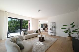 Dit lichtrijke appartement maakt deel uit van de succesvolle ontwikkeling 'De Lijsters' en is gelegen in de groene rand van het centrum van Merelbeke. Deze ligging biedt een ruim aanbod aan winkels, diensten, sport- en recreatiemogelijkheden, terwijl de vele groene zones zorgen voor een aangename en rustige woonomgeving.<br /><br />Het appartement geniet van een uiterst praktische indeling met een bewoonbare oppervlakte van maar liefst 161 m<sup>2</sup> en twee ruime zonneterrassen.<br /><br />De indeling is als volgt: via de inkomhal met gastentoilet komt u binnen in de ruime en lichtrijke leefruimte, waar de eetplaats en open keuken vloeiend in elkaar overgaan. De grote raampartijen en schuiframen zorgen voor een overvloed aan natuurlijk licht en geven rechtstreeks toegang tot het eerste terras, goed voor 15 m² aan buitenruimte. Aansluitend op het gastentoilet bevindt zich een berging, perfect voor extra opslag en de technische installaties.<br />Op de bovenverdieping bevinden zich drie volwaardige slaapkamers en een tweede terras van 11m². De master bedroom beschikt over een eigen en-suite badkamer met inloopdouche en dubbele wastafel, terwijl de twee overige slaapkamers een tweede badkamer delen met ligbad en dubbele wastafel. Daarnaast is er een afzonderlijk toilet op deze verdieping.<br /><br />Dit appartement combineert een slimme indeling met royale leefruimtes, veel lichtinval en een kwalitatieve afwerking. De ideale, energiezuinige thuis voor gezinnen en koppels die op zoek zijn naar ruimte en wooncomfort. Bovendien geniet u van een verlaagd btw-tarief van 6% op de volledige constructiewaarde.<br /><br /><strong>Benieuwd naar dit rustig gelegen, hedendaagse nieuwbouwappartement vlakbij het centrum van Merelbeke? Maak vrijblijvend een persoonlijke afspraak via jens@landbergh.be of 09 225 25 24.</strong>