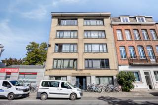 <p>Appartement in Mechelen met koer en een praktische ligging vlak bij het station en het centrum.</p><p><br /></p><p>Dit gelijkvloers appartement biedt een vlotte bereikbaarheid in een aangename woonomgeving aan de stadsrand van Mechelen. Dankzij de praktische indeling en de twee slaapkamers is dit appartement geschikt voor wie op zoek is naar een eerste woonst, een investering of compact wonen met alle voorzieningen binnen handbereik. De koer vormt een extra buitenruimte waar je rustig kan genieten. Bovendien bevinden winkels, scholen, openbaar vervoer en het treinstation zich op korte afstand, wat zorgt voor een vlotte dagelijkse mobiliteit. Het EPC-label C biedt daarnaast een degelijke energetische basis.</p><p><br /></p><p>Belangrijkste ruimtes:<br />• Inkomhal met toegang tot de verschillende ruimtes<br />• Woonkamer<br />• Keuken<br />• Badkamer uitgerust met ligbad en enkele wastafel in meubel<br />• Apart toilet<br />• 2 slaapkamers geschikt als slaap-, werk- of hobbyruimte<br />• Koer met plaats om buiten te zitten<br />• Kelder</p><p><br /></p><p>Troeven:<br />• Gelijkvloers wonen met praktische indeling<br />• Gezellige koer als extra buitenruimte<br />• Centrale ligging nabij centrum, station en openbaar vervoer</p><p><br /></p><p>Neem vandaag nog contact op voor een bezoek.</p><p><br /></p><p>JOUW DROOMAPPARTEMENT. ZO GEVONDEN!</p>