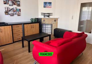 Ontdek dit ruim en lichtrijk appartement te huur in het centrum van Ieper, ideaal voor wie comfortabel wil wonen op een topligging nabij alle voorzieningen.<br /><br />Deze instapklare woning verwelkomt u met een aangename leefruimte waar natuurlijk licht overvloedig binnenvalt. Aansluitend bevindt zich een functionele keuken, uitgerust met oven, fornuis en koelkast. Het appartement beschikt over twee volwaardige slaapkamers, waarvan één met toegang tot het ruim, zonnig terras waar het heerlijk vertoeven is. Daarnaast is er een extra bureauruimte, perfect voor thuiswerk of hobby. De badkamer is uitgerust met een douche in bad en lavabo, aangevuld met een apart toilet voor extra comfort. Dankzij de ligging in het centrum van Ieper, vlakbij scholen, supermarkten en openbaar vervoer, geniet u hier van een vlotte bereikbaarheid en alle faciliteiten binnen handbereik. Bovendien is er gratis parkeergelegenheid in de nabije omgeving.<br /><br />Dit appartement is beschikbaar vanaf 1 juli 2026. De gemeenschappelijke kosten bedragen € 50 per maand.<br /><br />Interesse in deze ruime gezinswoning te huur in het centrum van Ieper? Vraag vandaag nog uw bezoek aan via Immo Francois en laat u verrassen door de troeven van deze eigendom.<br /><br />Woning verkopen of verhuren in Ieper? Vraag je gratis schatting aan bij Immo Francois via ieper@immofrancois.be<br /><br />