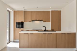 Stijlvol nieuwbouwappartement te huur in Tongerlo!<br /><br />In de Meulemanslaan 17 te Tongerlo bevindt zich dit kleinschalige nieuwbouwproject met slechts vijf appartementen, rustig gelegen met mooi zicht op het park.<br /><br />Het appartement combineert comfort en energiezuinigheid en beschikt over een lichtrijke leefruimte met open, volledig ingerichte keuken, slaapkamers, moderne badkamer, berging en apart toilet.<br /><br />Vanuit de leefruimte heb je toegang tot een ruim terras waar je in alle rust kan genieten van het groene uitzicht.<br /><br />Extra troeven zijn de privatieve berging en autostaanplaats.<br /><br />Kortom, een kwalitatief afgewerkt en instapklaar nieuwbouwappartement op een rustige ligging in Tongerlo.<br /><br />Vaste kosten: 95 euro: O<span>nderhoud tuin, gemene delen, elektriciteit en water gemene delen,…</span><br /><br />Bel ons op 014/95.37.50 of mail naar secretariaat@degroot-celen.be