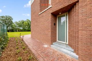 Deze prachtige halfopen nieuwbouwwoning in Lubbeek combineert hedendaags wooncomfort met een rustige, groene omgeving. De woning wordt opgeleverd in juli 2026 en werd ontworpen met oog voor ruimte, licht en energiezuinigheid. Bij het binnenkomen wordt u verwelkomd in een ruime en lichtrijke leefruimte met open keuken. Dankzij de grote raampartijen geniet u hier van een aangenaam zicht op de tuin, een patio en een overvloed aan natuurlijk licht. Verder beschikt het gelijkvloers over een praktische berging en een gastentoilet. Op de verdieping bevinden zich drie volwaardige slaapkamers (waarvan 1 met volledig ingerichte dressing) en een comfortabele badkamer. Buiten geniet u van een uitzonderlijk ruim perceel van ongeveer 30 are met een prachtige zuidgerichte tuin en bos. Het achterste gedeelte is gemeenschappelijk en wordt onderhouden door de verhuurder. Bovendien beschikt elke woning over een eigen tuinhuis met elektriciteitsaansluiting. De woning is uitgerust met zonnepanelen, vloerverwarming, een lucht-waterwarmtepomp, ventilatiesysteem type D, een regenwaterput en een laadpaal voor elektrische voertuigen. Naast de huurprijs van € 2.090 per maand wordt een vaste kost van € 100 per maand voorzien voor gemeenschappelijke kosten. Het dagelijkse en reguliere onderhoud van de tuin tot aan de tuinhuisjes blijft de verantwoordelijkheid van de huurder. Wenst u graag een bezoek of extra informatie? info@homies.be