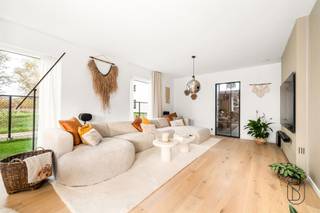 Ontdek wonen op z’n best in Sint-Elooistraat, Anzegem: 4 halfopen nieuwbouwwoningen die comfort, energiezuinigheid en hedendaagse architectuur perfect combineren.Elke woning is ontworpen met een doordachte indeling en uitgerust met de nieuwste technieken voor maximaal wooncomfort en lage energiekosten. De leefruimte voelt ruim en licht aan en sluit mooi aan op een moderne woonbeleving—ideaal voor gezellige momenten met familie en vrienden.Op de verdieping bevinden zich 3 volwaardige slaapkamers en een stijlvolle badkamer waar je helemaal tot rust komt. Extra troef: een zolderruimte bereikbaar via een vaste trap. Perfect als hobbyruimte, bureau, extra bergruimte of om later verder af te werken volgens jouw plannen.Troeven op een rij:- Energiezuinig wonen dankzij moderne technieken- 3 slaapkamers en een comfortabele badkamer- Zolder via vaste trap: extra ruimte met mogelijkhedenMeer informatie of een bezoek? Contacteer emiel@immobeguin.be