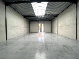 Op een strategische locatie in Evergem, met vlotte verbindingen via de R4 naar de E17, E40 en E34, bevindt zich dit recent opgetrokken nieuwbouwmagazijn van 223 m², inclusief 2 private parkeerplaatsen.<br /><br />Deze moderne KMO-unit maakt deel uit van een kwalitatief bedrijvenpark en is gebouwd met een duurzame staalstructuur en betonnen of cellenbetonwanden. De loods is voorzien van een polybetonvloer (3,5T/m²), een geïsoleerd steeldeckdak met polycarbonaat lichtstraat en rookluik, en beschikt over een automatische sectionale poort, aparte toegangsdeur en raampartijen die zorgen voor extra lichtinval.<br /><br />Verder zijn alle nutsvoorzieningen tot in het gebouw voorzien. De vrije hoogte bedraagt circa 6 meter, wat deze unit geschikt maakt voor diverse opslag- en bedrijfsactiviteiten. De verhuurder voorziet nog bijkomende afwerking zoals led-verlichting en enkele stopcontacten.<br /><br />De KMO-unit is beschikbaar bij akte.<br /><br />Een kwalitatieve en praktisch gelegen bedrijfsruimte – een bezoek meer dan waard!<br /> 
