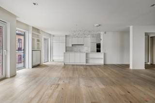 <p><span>Appartement spacieux dans le centre de Roulers.</span></p><p><span> </span></p><p><span>Cet appartement spacieux bénéficie d'un emplacement idéal au cœur de Roulers, à quelques pas de tous les commerces, restaurants, transports en commun et autres commodités.</span></p><p><span>L'appartement a été aménagé avec des matériaux haut de gamme et un grand souci du détail. Il dispose de deux chambres spacieuses, chacune dotée d'une salle de bains privative et de la climatisation, pour un confort accru.</span></p><p><span>De plus, l'appartement dispose d'un débarras en sous-sol et d'une place de parking souterraine.</span></p><p><span> </span></p><p><span>Agencement : hall d'entrée, chambre 1 avec salle de bains privative, chambre 2 avec salle de bains privative, débarras, spacieux espace de vie avec cuisine ouverte (plaque de cuisson, hotte, four, micro-ondes, lave-vaisselle) et un coin bureau.</span></p><p><span> </span></p><p><span>Atouts :</span></p><p><span>- Appartement spacieux</span></p><p><span>- Situation centrale</span></p><p><span>- EPC avantageux</span></p><p><span>- Finitions haut de gamme</span></p><p><span>- Place de parking souterraine</span></p><p><span> </span></p><p><span>Informations :</span></p><p><span>- Loyer mensuel : € 1 105 + € 95 de charges de copropriété = € 1 200</span></p><p><span>- Caution : 3 mois de loyer</span></p><p><span>- Frais supplémentaires : participation aux frais d'état des lieux</span></p><p><span>- Disponibilité : à convenir</span></p><p><span>- Certificat de performance énergétique : A </span></p><p><span> </span></p><p><span>Intéressé(e) ? Contactez Yana à l'adresse <span>yana@heritagevastgoed.be</span></span><span> ou au 09 227 08 90</span></p>
