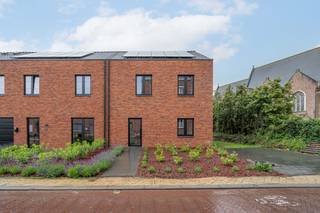 <p>In het centrum van Wespelaar verrijst deze stijlvolle halfopen nieuwbouwwoning waar comfort, duurzaamheid en een hoogwaardige afwerking centraal staan.</p><p>Het gelijkvloers biedt een ruime inkomhal met gastentoilet, een praktische berging en een lichtrijke leefruimte met open keuken. Grote raampartijen zorgen voor een aangename lichtinval en creëren een mooie verbinding met tuin en terras.</p><p>Op de eerste verdieping bevinden zich twee ruime slaapkamers, een aparte dressing of bureauruimte en een stijlvolle badkamer met ligbad, inloopdouche en dubbele wastafel. De zolderverdieping werd ingericht als een volwaardige derde slaapkamer met een tweede badkamer, ideaal als master suite, gastenverblijf of tienerkamer.</p><p>De woning wordt volledig afgewerkt én geschilderd opgeleverd in een warme, tijdloze stijl met kwaliteitsvolle materialen en hedendaags wooncomfort. Dankzij zonnepanelen, moderne technieken en doorgedreven isolatie voldoet de woning volledig aan de huidige energienormen.</p><p>De verkoopprijs wordt opgesplitst in een grond- en constructiewaarde. Op de grondwaarde betaalt u registratierechten, op de constructiewaarde is 21% btw van toepassing.</p><p><strong>Op zoek naar een instapklare nieuwbouwwoning waar kwaliteit, ruimte en energiezuinigheid samenkomen? Dan is dit een opportuniteit die u niet wilt missen.</strong></p>