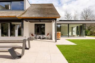 Gelegen in een rustige en private straat in Sint-Idesbald vinden we deze high-end kustvilla.Op wandelafstand van het strand, vlakbij het centrum en...