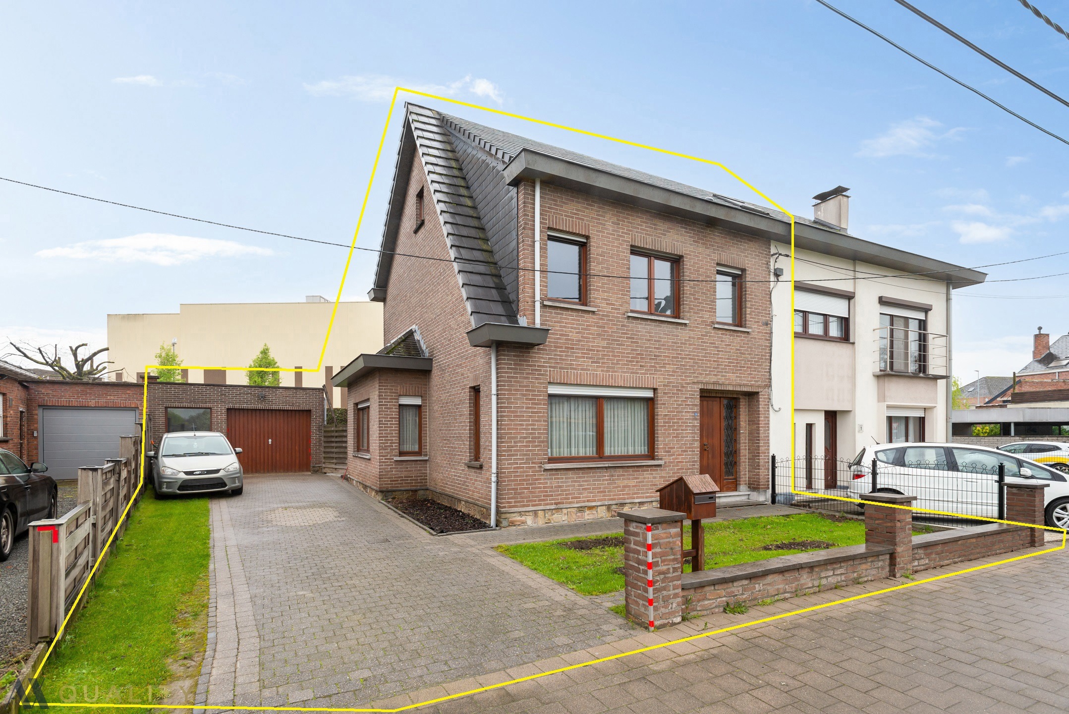 Instapkl. Half-open woning met 3 slpk., 2 badk., grote gar., oprit , terr. en tuin op 04 are 78 ca - foto 4
