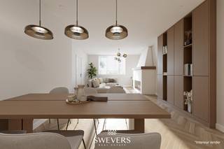 Voor meer info en foto’s, surf naar www.swevers.be – In de geliefde Onafhankelijkheidsstraat in Leopoldsburg wacht deze vrijstaande woning uit 1938 op een nieuwe eigenaar met oog voor renovatie. Met een perceel van 2a 60ca, zuidelijke oriëntatie en een bewoonbare oppervlakte van 200 m² biedt dit pand een solide basis én veel potentieel. De woning telt drie bouwlagen, drie slaapkamers, een badkamer, zolder, kelder en functioneel ingedeelde leefruimtes. Op het gelijkvloers vind je een open leefruimte, eetkamer, keuken met aanpalende berging, ruime wasplaats en gastentoilet. De verdieping biedt twee slaapkamers en een badkamer. De zolder (46,37 m²) en kelder (22,64 m²) vergroten de gebruiksmogelijkheden aanzienlijk. Buiten geniet je van een onderhoudsvriendelijke tuin op het zuiden. Op wandelafstand bevinden zich winkels, scholen, openbaar vervoer en ontspanning. Een ideaal renovatieproject in een rustige, maar centrale buurt. Voor meer informatie, bel 011 255 155. Bron bewoonbare oppervlakte: EPC – verslag. residentiële gebouwen (behoudens bij sloop binnen 5 jaar na de aankoop). Consulteer voor meer informatie de website van het Vlaams Energie- en Klimaatagentschap via https://www.vlaanderen.be/een-huis-of-appartement-kopen/renovatieverplichting-voor-residentiele-gebouwen.