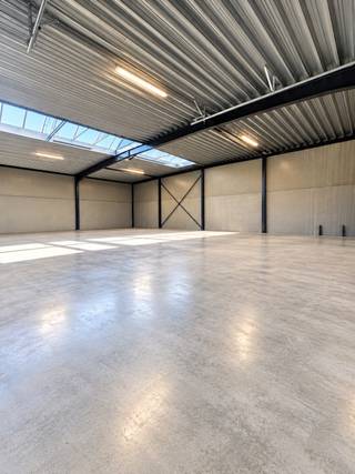<p>Op een uiterst gunstige locatie, vlak bij de R8 in Heule, bieden wij deze volledig nieuwe en moderne KMO-unit van 260 m² te huur aan.<br />Dankzij de uitstekende bereikbaarheid en de praktische indeling is deze bedrijfshal uitermate geschikt voor opslag, stockage en diverse professionele activiteiten.<br />De loods beschikt over een vrije hoogte van 5 meter en een ruime sectionaalpoort van 4,50 m breed en 4,20 m hoog, waardoor het laden en lossen bijzonder vlot verloopt.<br />Bovendien is de unit voorzien van een betonnen vloer, natuurlijke lichtinval via lichtstraten en verlichting. De ruime, verharde buitenruimte zorgt voor extra manoeuvreergemak.<br /><br /><u>Troeven</u><br />Nieuwbouw KMO-unit van 260 m²<br />Mogelijkheid om uit te breiden naar 520 m²<br />Topligging aan de R8 in Heule<br />Uitstekende bereikbaarheid<br />Vrije hoogte van 5 meter<br />Sectionaalpoort van 4,50 m x 4,20 m<br />Elektriciteit: 3 x 220 V<br />Regenwater<br />Lichtstraten en verlichting aanwezig<br />Ruime, verharde manoeuvreerruimte<br />Ideaal voor opslag en diverse bedrijfsactiviteiten<br />Een unieke kans voor ondernemers die op zoek zijn naar een nieuwe, functionele bedrijfsruimte op een strategische locatie!</p>