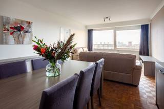 Prima onderhouden appartement op de 11de verdieping van 'Residentie Brabo II' met mooi uitzicht over Stad Antwerpen en Schelde! <br />Het appartement is zeer centraal gelegen en in de nabijheid van openbaar vervoer, winkels en voetgangerstunnel!<br />Het appartement is ingedeeld als volgt: inkomhal op parket en met ingemaakte vestiairekasten; woonkamer (29 m²) op parket; keuken met kasten en toestellen (oven, elektrisch vuur, dubbele spoelbak, koelkast, diepvries); via keuken toegang tot terras; badkamer met ligbad, lavabomeubel en aansluiting was- en droogautomaat; berging; apart toilet; 1 slaapkamer (13m²) die uitgeeft op balkon. Als extra is de elektriciteit conform gekeurd en is er een gemeenschappelijke fietsenberging! <br />Het appartement is momenteel verhuurd.<br />EPC : 192 kWh/m²<br />P&amp;G-score: C<br />Wg – Vg – Gdv – Gvkr - Gmo