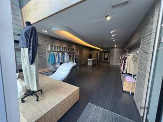 <p><span>Commercieel huurpand met hoge visibiliteit in de Quartier Boutique!</span></p><p><span>Gelegen op een van de meest sfeervolle en commercieel sterke winkellocaties van Hasselt: vooraan in de Kapelstraat, vlakbij de Basiliek. </span></p><p><span>Het pand trekt meteen de aandacht dankzij de gevelbreedte en vooral een hoge vitrine, wat zorgt voor een maximale visibiliteit. De vide vooraan versterkt het ruimtelijk gevoel!</span></p><p><span>De belangrijkste troeven op een rij:</span></p><ul><li><span> </span><span>Topvisibiliteit:</span><span> gelegen in een drukke wandelzone met uitstekende passage.</span></li><li><span> H</span><span>oge vitrine:</span><span> geven de winkel een exclusief karakter en zorgen voor een perfecte inkijk.</span></li><li><span> </span><span>Instapklaar:</span><span> netjes afgewerkt.</span></li><li><span>Zij-uitgang:</span><span> via de Peterseliesteeg (verbinding tussen Kapelstraat en Havermarkt), interessant voor leveringen.</span></li></ul><p><span>De ideale plek voor wie op zoek is naar een stijlvol, instapklaar winkelpand op een toplocatie!</span></p><p><span>Onroerende voorheffing ten laste van de huurder!</span></p><p><span>Meer info of een bezoek ter plaatse?</span></p><p><span>Wij plannen graag een bezoek met u in neem gerust dagelijks contact op via 0485 34 56 71 of marleen@mca-vastgoed.be. Wij zijn dagelijks bereikbaar, reageren snel en werken met een flexibele agenda.</span><span> </span></p>