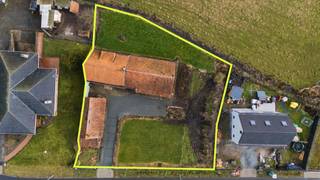 Deze hoeve op een fantastisch perceel van meer dan 1450 m² bevindt zich aan de rand van Hamme, richting Waasmunster.<br />De centrale woning beschikt over drie slaapkamers, eetkamers, een keuken en verschillende andere ruimtes die vrij in te vullen zijn. De woning heeft een grondige opknapbeurt nodig, maar beschikt over een stevige structuur die als basis kan dienen om een droomwoning te realiseren.<br />De renovatiemogelijkheden zijn niet min: een uitbreiding tot een totaalvolume van 1.000 m³ is toegestaan, mits 60% van de originele bouwplaat behouden blijft. Een uitstekende basis dus om hier een absolute droomwoning te creëren.<br />Naast de ligging is het open zicht op velden en vee van de achterliggende landbouwgrond een absolute troef van deze eigendom.<br />Wil je deze woning graag eens in het echt bekijken? Of wens je meer informatie?<br />Bel ons op 052 46 38 03 of stuur een mail naar info@uw-huis.be