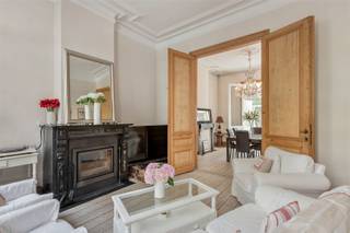 <p><strong>Ruime herenwoning met tuin en vijver, tussen Park Spoor Noord en het centrum</strong></p><p>Ooit gedroomd van een prachtige herenwoning met een uniek stuk tuin, vlak bij het bruisende centrum van Antwerpen? Aan de Oranjestraat 42 wordt die droom werkelijkheid: een ruime herenwoning die zich achter deze mooie gevel ontplooit, met als kroon op het geheel een tuin met vijver die je middenin Antwerpen-Noord niet meteen verwacht.</p><p></p><p>De ligging is een troef op zich: Park Spoor Noord ligt om de hoek, het centrum, de Meir en het Theaterplein zijn zo bereikt, en toch is het achter deze gevel een oase van rust.</p><p></p><p>Troeven in een oogopslag:</p><ul><li>305 m² bewoonbare oppervlakte op een perceel van 219 m²</li><li>Zuidgerichte tuin met vijver</li><li>6 slaapkamers verspreid over drie verdiepingen</li><li>Grote kelder als extra opbergruimte</li><li>EPC-label C</li><li>Ingebouwde sauna voor de liefhebbers</li></ul><p></p><p>Op het gelijkvloers stap je binnen via een inkomhal die toegang geeft tot de ruime living. Die loopt vlot over in de leefkeuken, en dankzij de vele ramen baadt deze verdieping de hele dag in natuurlijk licht, met een weids zicht op de tuin en de vijver.</p><p></p><p>Op de eerste tussenverdieping vind je een ruime slaapkamer met eigen dressing en een apart gastentoilet, ideaal als ouderslaapkamer, thuiskantoor of logeerkamer.</p><p></p><p>De eerste en de tweede verdieping herhalen hetzelfde comfort: telkens twee ruime slaapkamers met een eigen badkamer, perfect voor een gezin of voor kinderen die stilaan hun eigen plek willen.</p><p></p><p>Helemaal bovenaan, op de derde verdieping, ligt de master bedroom: een riante kamer die zich uitstekend leent als privévertrek, aangevuld met een ruime opbergzolder voor alles wat een gezin verzamelt.</p><p></p><p>Je fietsen, kerstversiering of dat ene toestel dat je "ooit nog wel eens gaat gebruiken"? Beneden ligt een grote kelder waar al je spullen moeiteloos in kwijt kunnen.</p><p></p><p>Deze herenwoning combineert ruimte, licht en een centrale ligging op een manier die je in deze buurt niet vaak tegenkomt.</p><p></p><p>Plan je bezoek via sinjoor.be, 03 283 05 00 of stad@sinjoor.be.</p><p></p>