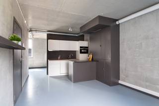 Ideaal gesitueerd tussen Brederode, Markgrave en de Harmoniewijk, bevindt dit 1-slaapkamerappartement zich in een rustige en residentiële omgeving. Het groene Hof Van Leysen ligt op wandelafstand en biedt een aangename plek voor ontspanning. Tegelijk geniet u van een vlotte verbinding met belangrijke invalswegen, openbaar vervoer en het stadscentrum. Een praktische én gegeerde ligging die rustig wonen moeiteloos combineert met de nabijheid van de stad.<br /><br />Dit recente en energiezuinige appartement (bouwjaar 2022), gelegen op de derde verdieping, onderscheidt zich door zijn hedendaagse, industriële uitstraling. De lichtrijke leefruimte vormt één mooi geheel met de moderne open keuken en biedt een aangename setting om te wonen en te ontspannen. Vanuit de leefruimte heeft u rechtstreeks toegang tot het terras aan de rustige achterzijde van het gebouw.<br /><br />Verder beschikt het appartement over één volwaardige slaapkamer en een stijlvolle badkamer met lavabo, toilet en betegelde inloopdouche. De combinatie van de industriële architectuur, het recente bouwjaar en het hedendaagse wooncomfort maakt dit appartement tot een bijzonder aantrekkelijke woonplek.<br /><br />Belangrijkste kenmerken:<br />- Instapklaar en energiezuinig<br />- Elektriciteit volledig conform<br />- Bouwjaar 2022 (verkoop onder registratierechten)<br />- Lage algemene kosten (aparte meters)<br />- Gemeenschappelijke fietsenberging<br />- Privatieve kelderberging<br /><br />Verplichte vermeldingen<br />EPC: 38 kWh/m²<br />P-score: D &amp; G-score: D<br />Stedenbouw: Wg-Vg-Gvkr-Gvv-Gmo