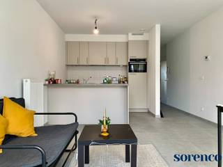 <span><strong>PULHOFWIJK - Nieuwbouw 1 slaapkamer appartement ca. 68m² met ruim terras achteraan op uitstekende locatie te Floraliënlaan vlakbij winkels, ziekenhuizen, scholen, supermarkten, trendy restaurants, openbaar vervoer en belangrijke in-en uitvalswegen.<br /><br /><br />INDELING; <br /><br /></strong></span><span>U betreedt het appartement via de INKOMHAL met apart gastentoilet.</span><br /><br /><span>Lichte en aangename LEEFRUIMTE met open ingerichte KEUKEN voorzien van opbergkasten en alle gebruikelijke toestellen: afwasmachine, koelkast met vriesvak, elektrische keramische kookplaat, geïntegreerde dampkap en een spoelbak.</span><br /><br /><span>De volledig ingerichte BADKAMER ca. 5m² is voorzien van een inloopdouche, lavabo in een meubel en een handdoekdroger. Aansluitend de BERGING waar de aansluiting voor wasmachine/droogkast is voorzien. </span><br /><br /><span>De SLAAPKAMER ca. 12m² geeft toegang tot het aangename TERRAS ca. 7,5m².<br /><br /></span>Ondergrondse staanplaats inclusief de huurprijs.<br /><span> <br /></span><br /><span><strong>BIJZONDERHEDEN; </strong></span><br /><span>* Nieuwbouw appartement welke voldoet aan alle nieuwste normen. </span><span><br />* Kelder inclusief</span><br /><span>* Individuele meters voor elektriciteit, water en verwarming.</span><br /><span>* Ondergrondse staanplaats inclusief de huurprijs.</span><br /><span>* Ruime fietsenstalling in het gebouw </span><br /><span>* Lift in het gebouw </span><br /><span>* AO: €75/maand (onderhoud gemeenschappelijke delen, syndicus, ...)<br /></span>