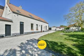 Deze karaktervolle hoeve bevindt zich op een uitzonderlijk rustige en landelijke ligging tussen het centrum van De Haan en Nieuwmunster. Het...