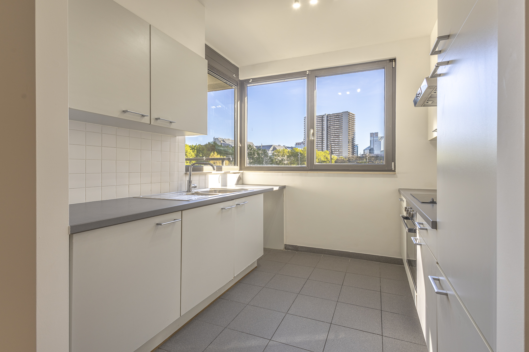 Modern two-bedroom apartment with terrace in Brussels - photo 5
