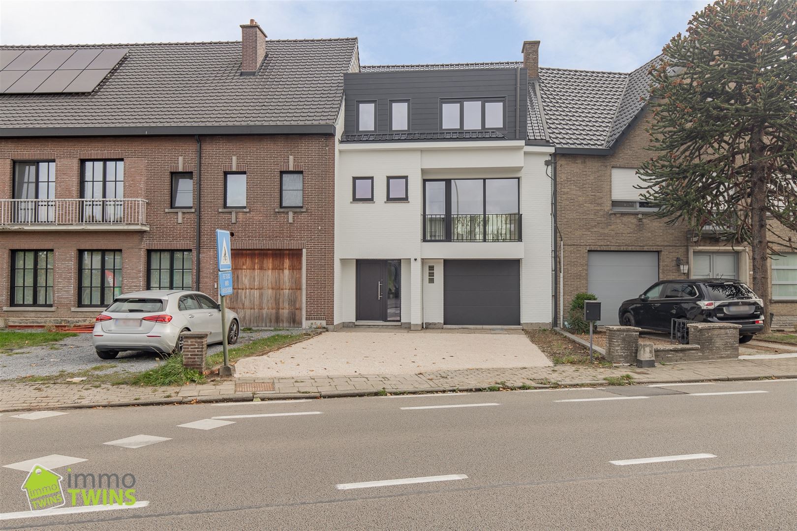 Ruime, stijlvol gerenoveerde woning met garage en oprit - foto 1