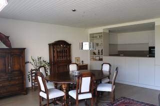 Instapklaar 2-slaapkamer hoekappartement met 2 terrassen op toplocatie<br />Instelprijs: €369.000<br /><br />Ligging<br />Dit stijlvol afgewerkte appartement bevindt zich op de 4de verdieping van een goed onderhouden gebouw, op een rustige en groene, maar tegelijk zeer centrale ligging. Winkels, parken, scholen, horeca, sportfaciliteiten en openbaar vervoer bevinden zich op wandelafstand. Ook belangrijke invalswegen zijn vlot bereikbaar.<br />Dankzij de hoekligging geniet u van veel lichtinval en twee zonnige terrassen aan zowel voor- als achterzijde.<br /><br />Een privatieve kelderberging is inbegrepen. Een ondergrondse staanplaats is optioneel aan €25.000.<br /><br />Omschrijving<br />U betreedt het appartement via de inkomhal met veiligheidsdeur. Van hieruit komt u in de lichtrijke en ruime leefruimte. Aansluitend bevindt zich de halfopen, praktisch ingerichte keuken.<br /><br />Via de nachthal bereikt u het apart gastentoilet met handenwasser. De ruime badkamer is uitgerust met een douche, een dubbel wasmeubel, een tweede toilet en een aparte wasruimte voor wasmachine en droogkast.<br /><br />Het appartement beschikt over twee volwaardige slaapkamers en een praktische inloopdressing.<br /><br />Tot slot zijn er twee terrassen: een zuidoost georiënteerd terras waar u kan genieten van de ochtend- en middagzon, en een noordwest gericht terras voor de avondzon.<br /><br />Troeven<br /><br />Uitstekende ligging<br />Instap klaar<br />Hoekappartement met veel lichtinval<br />Twee terrassen (ZO &amp; NW)<br />Privatieve kelderberging inbegrepen<br />Dak vernieuwd in 2024 + zonnepanelen<br />Asbestveilig<br />Weids uitzicht<br />Ondergrondse staanplaats optioneel (€25.000)