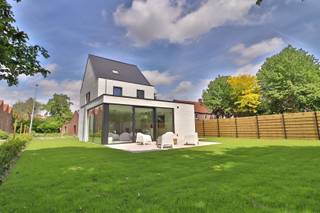 <p><span>*** QUICK SALE MET BIEDPRIJS VANAF 475.000 EUR * Kijk -en bieddagen 4, 5 en 6 juni (enkel op afspraak) </span></p><p><span> </span></p><p><span> </span></p><p><span>Rustig gelegen in het groene hart van het centrum vinden we deze prachtige alleenstaande woning.</span></p><p><span> </span></p><p><span>De woning, met een bewoonbare oppervlakte van 220m², is gelijkvloers ingedeeld met een brede inkom met apart gastentoilet, een bureauruimte (geschikt voor vrij beroep/praktijkruimte), een ruime en nieuw uitgebouwde woonkamer met zithoek, de prachtige en super uitgeruste keuken en eetplaats, dit alles met een zalig tuincontact. Verder is er gelijkvloers een praktische wasberging voorzien. Een ruime kelder zorgt voor nog wat extra koele bergruimte.</span></p><p><span> </span></p><p><span>Op de eerste verdieping zijn drie slaapkamers en de badkamer met dubbele wastafel, inloopdouche en ligbad Er is een apart toilet op de nachthal. De zolderverdieping (vaste trap) is volledig ingericht en biedt nog alle mogelijkheden (bureau, slaapkamer, speelzolder). </span></p><p><span> </span></p><p><span>De zalige tuin, grenzend aan een rustige groene long, is voorzien van een royaal terras. Voor de wagen is er een ruime oprit met carport.</span></p><p><span> </span></p><p><span>- Hoogwaardige totaalrenovatie: Nieuwe riolering (gescheiden) / Regenwater (10.000l) / alle nieuwe technieken / nieuwe elektriciteit<br />- EPC B en vloerverwarming (EPC A mogelijk mits installatie 10 zonnepanelen)<br />- Topligging, rustig aan de rand van groen en nabij alle voorzieningen</span></p><p><span> </span></p><p><span>Reserveer nu jou bezoek op de kijk -en bieddag via info@century21viaplus.be of 056/24.38.12</span></p><p><span> </span></p><p><span> </span></p><p><span>*niet bindende vanafprijs, de verkoop komt tot stand door aanvaarding van het uitgebrachte bod</span></p><p><span> </span></p><p><span> </span></p>