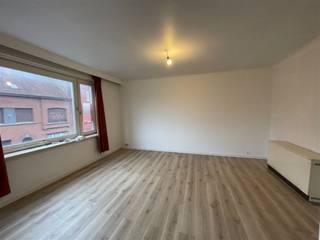 Duplex appartement : inkom, living, keuken, badkamer en twee slaapkamers.  Vrij 01/07/2026. Voorschot op water : 20 euro/pp.   Geen syndic...