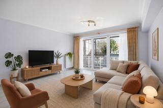 Dit appartement met 2 slaapkamers bevindt zich op een vlot bereikbare locatie in Roeselare, nabij het stadscentrum. In de directe omgeving zijn er diverse winkels, bakkers, slagers, horecazaken, openbaar vervoer, sportfaciliteiten en scholen te vinden, wat het wonen bijzonder praktisch maakt. <br /><br />Het appartement is gelegen op de eerste verdieping van de verzorgde residentie Interlude en is eenvoudig bereikbaar met de lift. <br />Bij het binnenkomen treft u een inkomhal aan, waarna u toegang krijgt tot de lichtrijke woon- en eetkamer met een terras aan de voorgevel. Aansluitend bevindt zich de keuken met praktische berging met toegang tot het tweede terras van 39 m².<br /><br />Via de hal bereikt u de twee volwaardige slaapkamers en badkamer, deze is voorzien van een ligbad en lavabomeubel. Verder is er ook nog een apart toilet.<br /><br />Bovendien is het appartement is uitgerust van dubbele beglazing, centrale verwarming op aardgas, EPC label B, gordijnen, ...<br />Kortom, dit appartement is de perfecte uitvalsbasis voor wie comfortabel wil wonen op een steenworp van het centrum van Roeselare, met alle nodige voorzieningen binnen handbereik. <br /><br />Lage maandelijkse syndickosten!!<br /><br />Mogelijkheid tot aankopen van een garage.<br /><br />Bestuursmaatregelen in het maatregelenregister: nee<br /><br /><strong>Ook wild geworden van deze thuis?<br />Twijfel niet langer en leg vandaag nog uw bezoek vast!</strong>