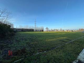 KMO-grond met een oppervlakte van +/- 7.158 m² te koop op slechts +/- 2 km van de E17 op- en afrit 4 Deerlijk. De site is gelegen in zone voor...