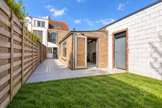 Deze ruime woning heeft 4 slaapkamers, veel praktische ruimtes en een grote tuin, ideaal voor wie op zoek is naar ruimte en een centrale ligging.<br /><br />INDELING:<br />Gelijkvloers: inkomhal, ruime leefruimte met zit- en eetgedeelte, keuken, apart toilet, badkamer, veranda, wasplaats en werkplaats.<br />Eerste verdieping: nachthal en 2 ruime slaapkamers.<br />Tweede verdieping: bereikbaar via een vaste trap en ingericht met 2 extra slaapkamers.<br />Achteraan bevindt zich een grote, zonnige tuin.<br /><br />RICHTRIJS - 235.000 EUR - De vermelde prijs is een richtprijs: ieder bod wordt voorgelegd aan de eigenaars, die al dan niet kunnen ingaan op het voorstel.<br /><br /><strong>BEZOEKMOMENT ZATERDAG 26/09 VAN 16U TOT 18U |<br /><u>Reserveer</u> tijdig uw bezoek!</strong> via 050 550 750 of info@perspectiefvastgoed.be