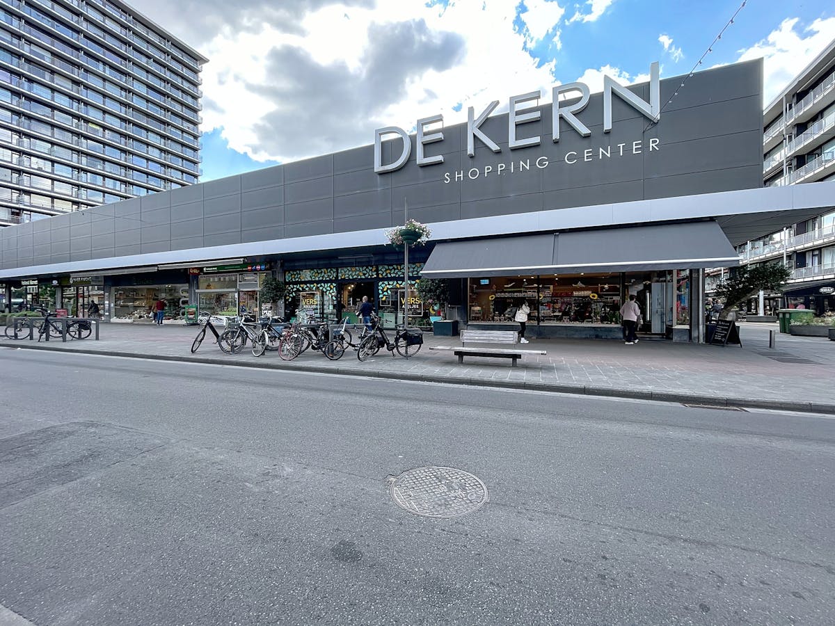 Commercial property in the shopping center 'De Kern' in Wilrijk for sale. - photo 1
