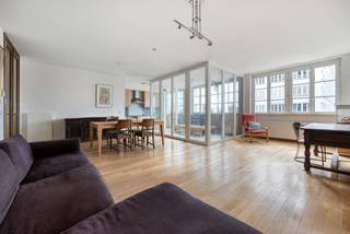 <strong>Royaal 2-slaapkamerappartement in het Koninklijk Entrepot</strong><br /><br />Op een bijzondere locatie aan het Eilandje, in het statige Koninklijk Entrepot, bevindt zich dit royale 2-slaapkamerappartement op de vierde verdieping. Het appartement dateert uit 2004 en combineert ruime leefvolumes, een inpandig terras en een kwalitatieve basis met heel wat potentieel voor verdere modernisering.<br /><br />Via de beveiligingsdeur komt u binnen in de ruime inkomhal, die toegang geeft tot de verschillende vertrekken van het appartement. Een mooie blikvanger is de authentieke eiken parketvloer, die vrijwel doorheen het volledige appartement werd doorgetrokken en voor een warme en uniforme uitstraling zorgt.<br /><br />De lichtrijke leefruimte geniet dankzij de grote raampartijen van veel natuurlijke lichtinval. Vanuit de woonkamer heeft u een aangenaam zijdelings en open uitzicht, met een glimp van het water en zicht richting de Antwerpse skyline, waaronder de Boerentoren en de Onze-Lieve-Vrouwekathedraal.<br /><br />Kenmerkend voor het Koninklijk Entrepot is het inpandige terras. De grote raampartijen kunnen volledig worden opengeschoven, waardoor het terras als het ware bij de leefruimte wordt betrokken en er een aangename overgang tussen binnen en buiten ontstaat.<br /><br />Aansluitend bevindt zich de ruime open keuken, volledig geïnstalleerd en voorzien van voldoende werk- en kastruimte. Achter de keuken ligt een praktische bijkeuken/berging met aansluitingen voor wasmachine en droogkast.<br /><br />Aan de rustige achterzijde bevinden zich twee volwaardige slaapkamers. De badkamer is uitgerust met een ligbad met douche, dubbele lavabo en handdoekradiator. Daarnaast is er een afzonderlijk toilet met handenwasser.<br /><br />Het appartement bevindt zich grotendeels nog in zijn oorspronkelijke uitvoering uit 2004 en kan op verschillende vlakken een opfrissing gebruiken. De royale indeling, grote raampartijen en vooral de doorlopende eiken parketvloer vormen echter een kwalitatieve basis om het appartement verder naar eigen smaak te moderniseren.<br /><br />Ook energetisch scoort het appartement goed met een EPC-label B. In de leefruimte zijn bovendien zonnescreens aanwezig. Een privatieve kelderberging is inbegrepen.<br /><br />Een ondergrondse autostaanplaats is verplicht bij aan te kopen aan €40.000.<br /><br />De ligging aan de Entrepotkaai combineert rustig wonen met de levendigheid van het Eilandje. Het Willemdok, MAS, de jachthaven en het ruime aanbod aan restaurants en terrassen bevinden zich op wandelafstand, terwijl ook het historische centrum vlot bereikbaar is.<br /><br />Een ruim en karaktervol appartement met twee slaapkamers, inpandig terras en een sterke kwalitatieve basis, voor wie op zoek is naar ruimte en potentieel op een bijzondere locatie aan het Eilandje.<br /><br />Voor meer informatie of een bezoek kunt u contact opnemen met Xander via 0497 18 10 84 of xander@reds.be.