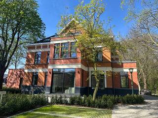 Wonen in alle rust maar toch in het bruisende centrum van Evergem? Het kan in deze kleinschalige residentie, die in maart 2026 werd opgeleverd. <br /><br />Lift aanwezig in het gebouw. <br /><br />Indeling: inkomhal met toegang tot gastentoilet, lichtrijke leefruimte met open keuken (inclusief toestellen), twee volwaardige slaapkamers, badkamer (lavabomeubel, toilet en inloopdouche). Vanuit de keuken is er toegang tot het grote zonneterras. Privé parkeerplaats ook inbegrepen. <br /><br />Onmiddellijk vrij. <br /><br />EPB in opmaak, EPC label A met zonnepanelen. <br /><br />Bovenop de gepubliceerde huurprijs komen nog 85, - euro maandelijkse kosten. <br /><br />Interesse in meer informatie en/of een bezoek ter plaatse? Contacteer via 0472/98.16.29 of immovercruysse@gmail.com.