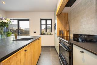 A vendre : belle maison à Pulle !Située dans un endroit extrêmement central, cette maison jumelée allie confort, style et accessibilité.Caractéristiques :Maison accueillante avec des finitions de qualitéCharmante cuisine entièrement équipée avec des appareils de qualité3 chambres dont 1 avec dressing, 1 salle de bain aux finitions soignées et 2 toilettesPanneaux solaires, borne de recharge, chauffage au sol au rez-de-chaussée/salle de bain et climatisation à l'étage pour un confort optimalDépendance multifonctionnelle avec charisme !Superficie : 646 m²Surface habitable : 182 m²Emplacement : Boudewijnlaan 144, 2243 PulleUn endroit de rêve pour vivre !AVANTAGES : Conforme à l'électricité - Pscore A &amp; Gscore A - Les dimensions de surface sont indicatives selon epc.Ne manquez pas cette opportunité !Contactez-nous dès aujourd'hui et soyez les premiers à recevoir des informations sur cette superbe propriété.