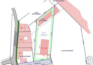 <p>Dans un environnement calme, située à l’arrière des constructions existantes et ainsi totalement à l’abri de la circulation, se trouve cette parcelle à bâtir discrètement implantée en seconde ligne. Accessible par une voie d’accès, elle fait partie d’un lotissement récent comprenant deux parcelles destinées à la construction de villas, garantissant un maximum de tranquillité, d’intimité et de confort.</p><p>Le terrain (LOT 1 selon le plan) a une superficie de <strong>1.402 m²</strong> et convient à une construction ouverte. À l’arrière de la parcelle se trouve également un terrain supplémentaire d’environ <strong>2.085 m²</strong> (selon mesurages indicatifs), affecté en <strong>zone tampon</strong>. Celui-ci est proposé au prix de <strong>10 €/m²</strong>.</p><p>L’acquisition de cette zone tampon permet de créer une parcelle exceptionnelle d’environ <strong>3.487 m²</strong>, idéale pour les personnes à la recherche d’espace, de calme et d’intimité. Un bien à <strong>fort potentiel</strong>, parfait pour vivre de manière discrète et au cœur de la verdure.</p><p>Plus d’informations : charlotte@immobeguin.b</p>