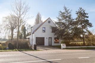 Langs de Koksijdesteenweg 27 te Oostduinkerke vinden we deze gerenoveerde villa op een zuidgericht perceel van 805m². De woning beschikt o.a. over...